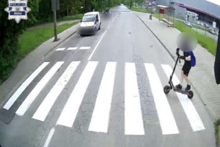 11latek wjechał hulajnoga pod autobus