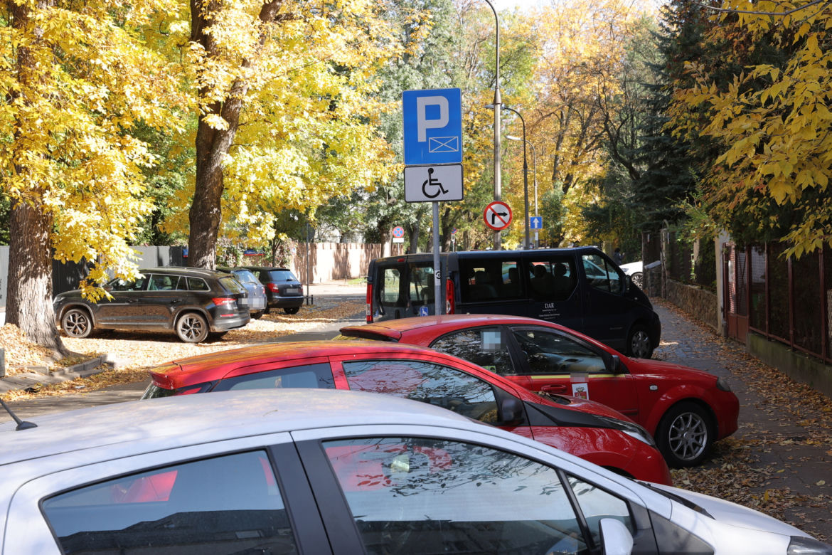 Nie będzie płatnego parkowania na Saskiej Kępie. Mieszkańcy dopięli swego