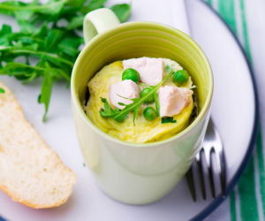 Omlet w kubku z mikrofali [pomysł na drugie śniadanie w biurze]