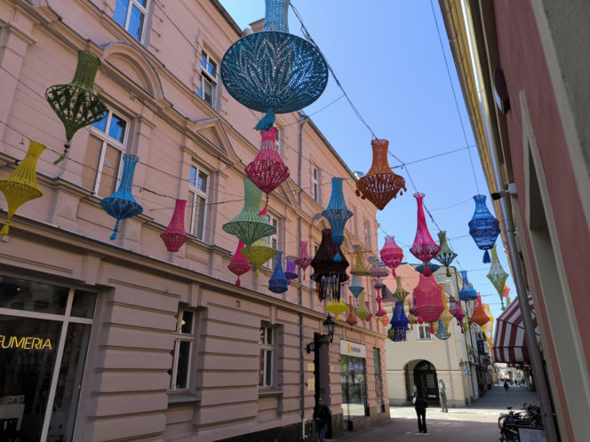 Nowe ozdoby na leszczyńskich ulicach. Wróblewskie w ferii barw.