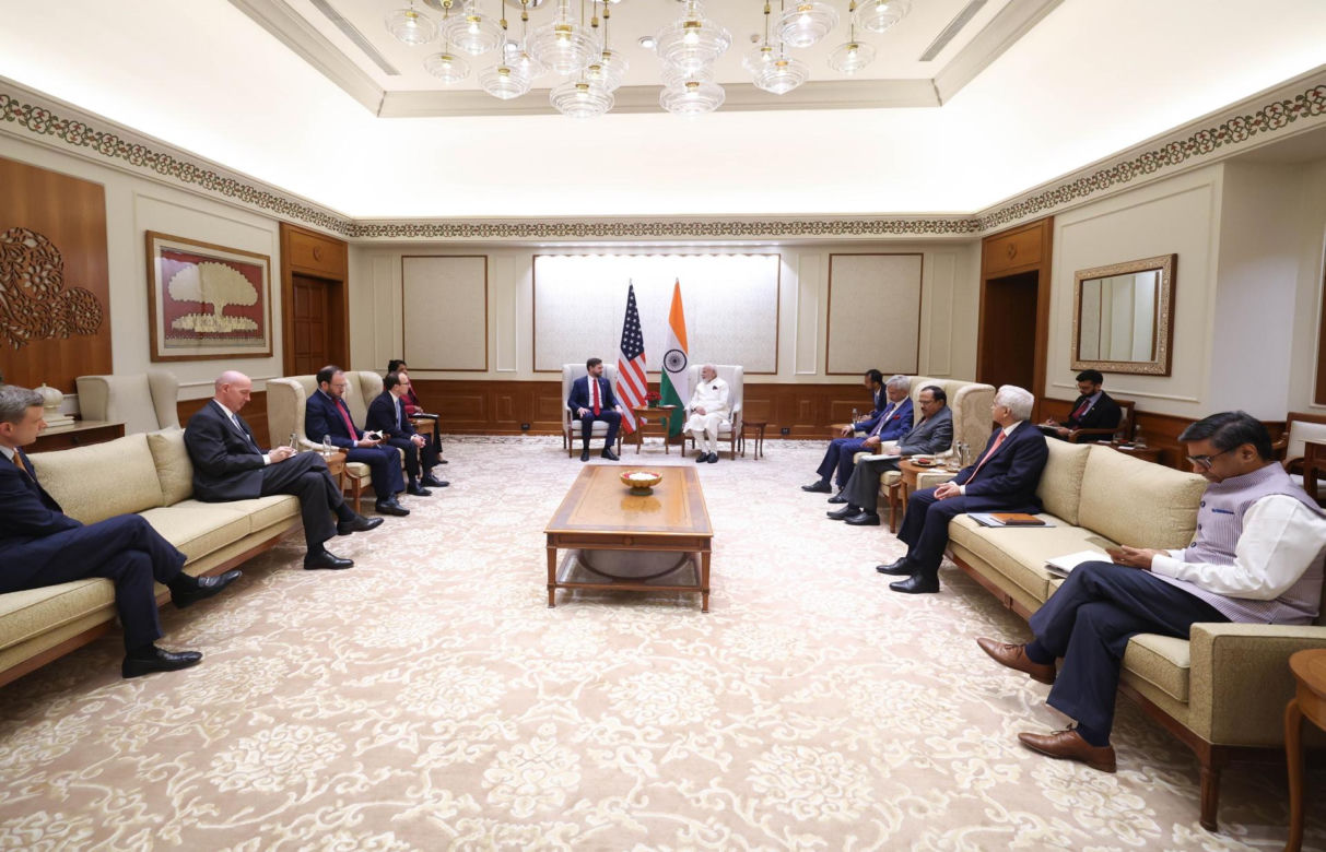 Rozmowy pokojowe w Delhi. Wiceprezydent USA Vance: Rosja i Ukraina będą musiały dokonać wymiany terytoriów.