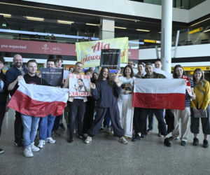 Alicja Szemplińska z fanami na lotnisku przed Eurowizją 2026