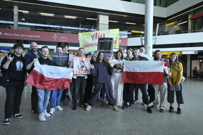 Alicja Szemplińska z fanami na lotnisku przed Eurowizją 2026
