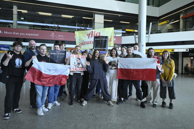 Alicja Szemplińska z fanami na lotnisku przed Eurowizją 2026