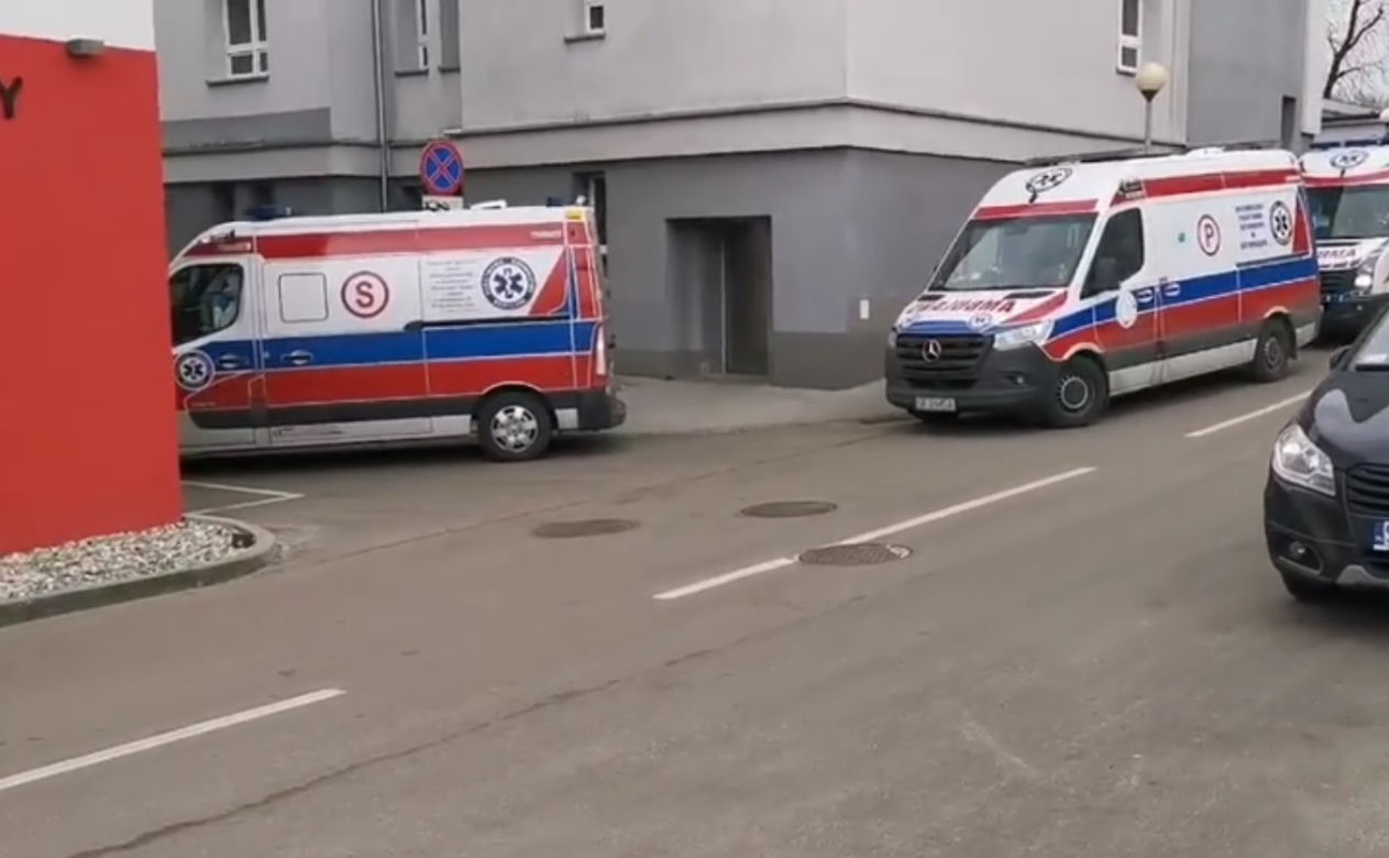 Tak wygląda kolejka karetek pod szpitalem w Zabrzu. Te zdjęcia budzą grozę wśród mieszkańców [GALERIA]