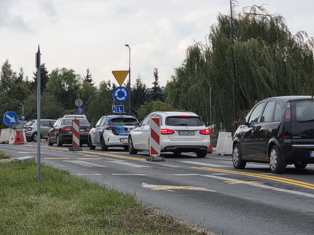 Tak się teraz jeździ na osiedlu Leśnym. Utrudnienia dla kierowców i pasażerów!