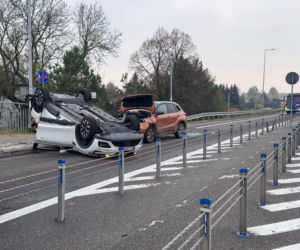 Dachowanie na DK94 w Łukanowicach. Dwie osoby ranne, droga do Tarnowa zablokowana