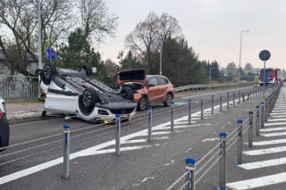 Dachowanie na DK94 w Łukanowicach. Dwie osoby ranne, droga do Tarnowa zablokowana