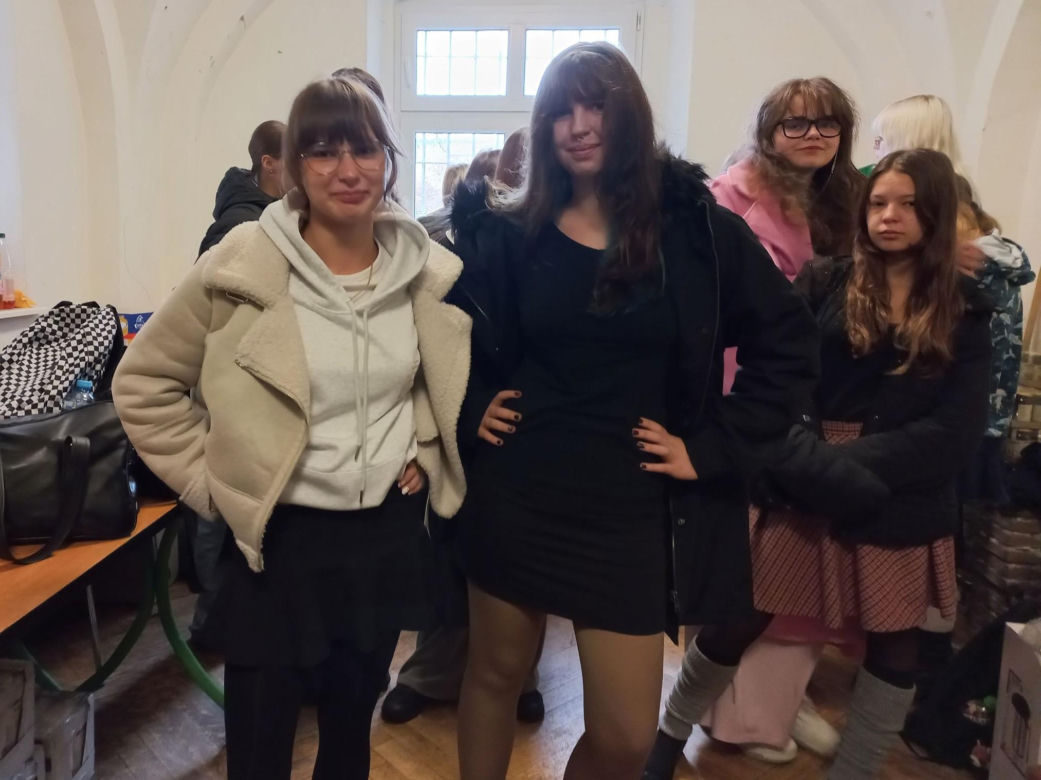 ​Trwa finał akcji „Podziel się kurtką - Przytul kurtkę” w Lesznie. Dzielących się i korzystających nie brakuje