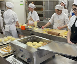 Uczniowie ZS nr 1 przygotowują pączki i faworki