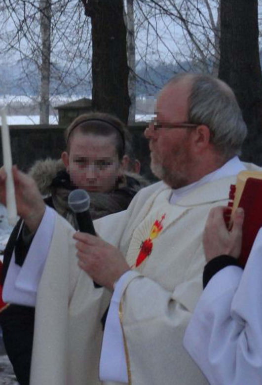 Ksiądz oszalał! Rzucił się z siekierą na parafiankę 