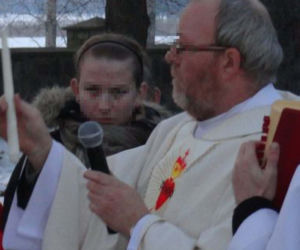 Ksiądz oszalał! Rzucił się z siekierą na parafiankę 