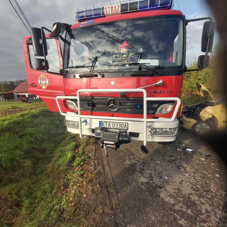 Powiat tarnowski. Zderzenie czołowe osobówki z wozem strażackim