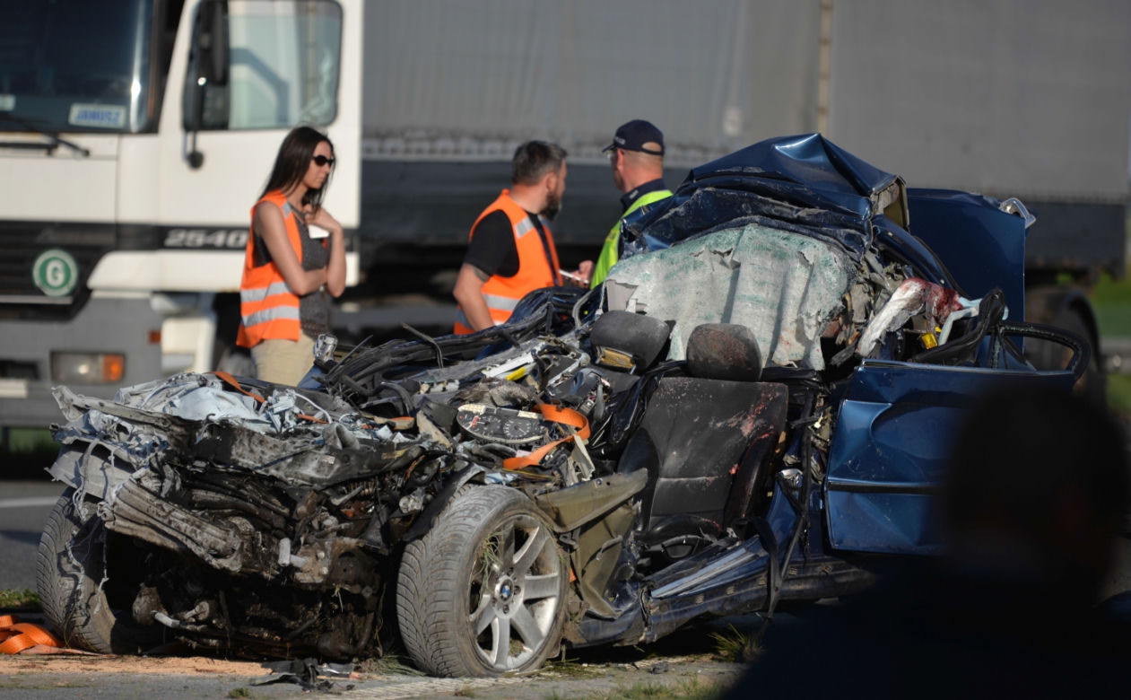 BMW wjechało pod ciężarówkę