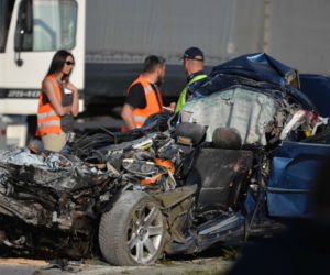 BMW wjechało pod ciężarówkę