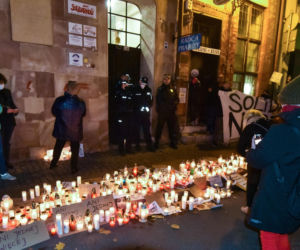 Tłumy mieszkańców Torunia na pikiecie upamiętniającej śmierć Izy z Pszczyny. Na proteście pojawił się Leszek Balcerowicz