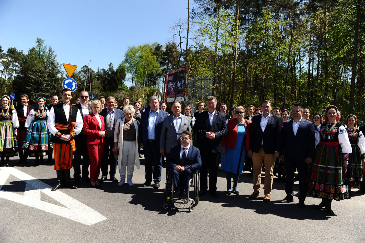 Mazowsze dostało autokary i rondo. Zespół pieśni i tańca świętuje w Otrębusach