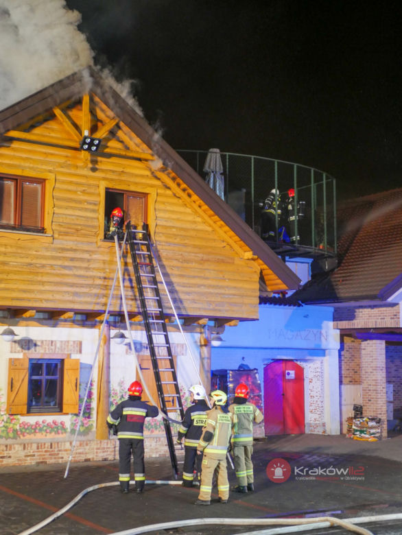 Pożar delikatesów w Michałowicach. Kłęby gęstego dymu było widać z daleka
