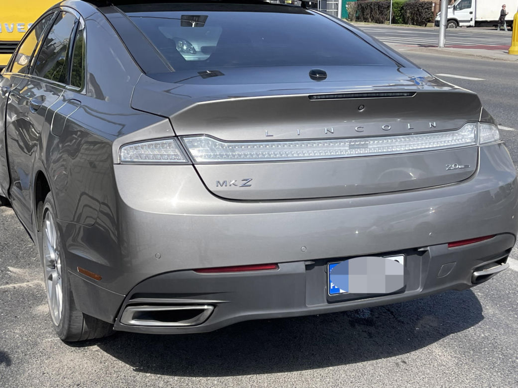 Urwane koła, zgniecione barierki i rozbity luksusowy lincoln. Totalna demolka na Targówku