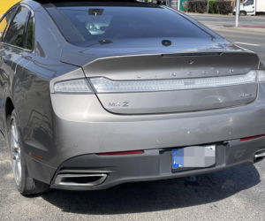 Urwane koła, zgniecione barierki i rozbity luksusowy lincoln. Totalna demolka na Targówku