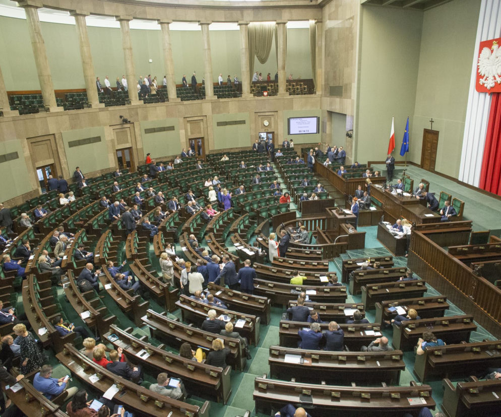 Poseł chce do sejmu w klapkach