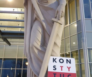 Radom: Manifestowali w obronie sędziów. Ponad 100 osób osób wzięło udział w demonstracji