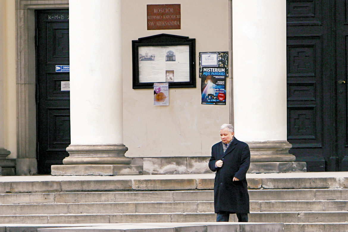 Kaczyński modli się o zdrowie mamy