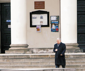 Kaczyński modli się o zdrowie mamy