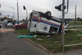 ŁÓDŹ. Dramatyczny wypadek karetki na Widzewie. Są RANNI!!! [ZDJĘCIA]