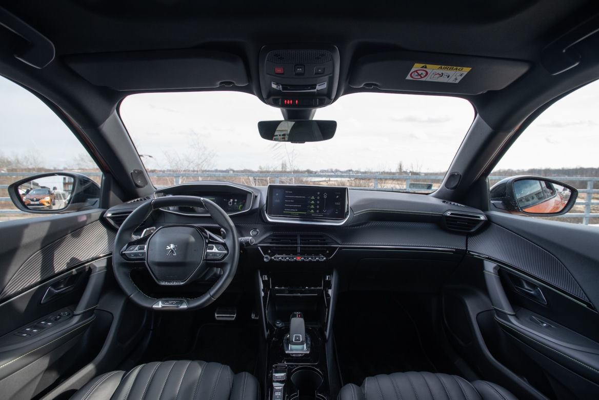 Peugeot 2008 GT Line vs Renault Captur Intens