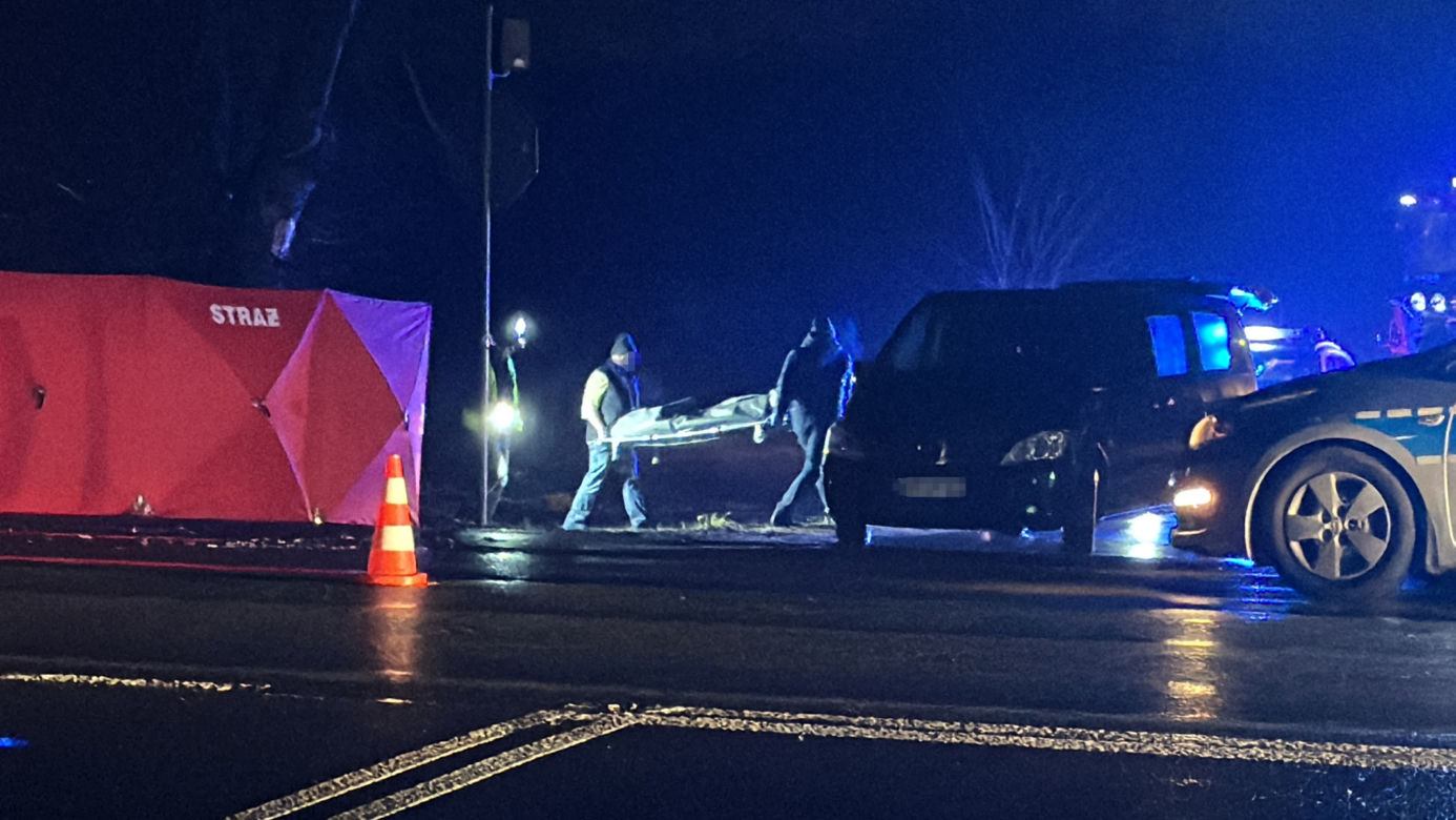 Śmiertelny wypadek w Łochowie. Rozpędzony 84-latek wjechał swoją pandą w audi, jego auto wylądowało w rowie 