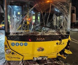 Karambol na Śląsku. Autobus staranował osobówkę i wbił się w śmieciarkę