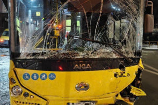 Karambol na Śląsku. Autobus staranował osobówkę i wbił się w śmieciarkę