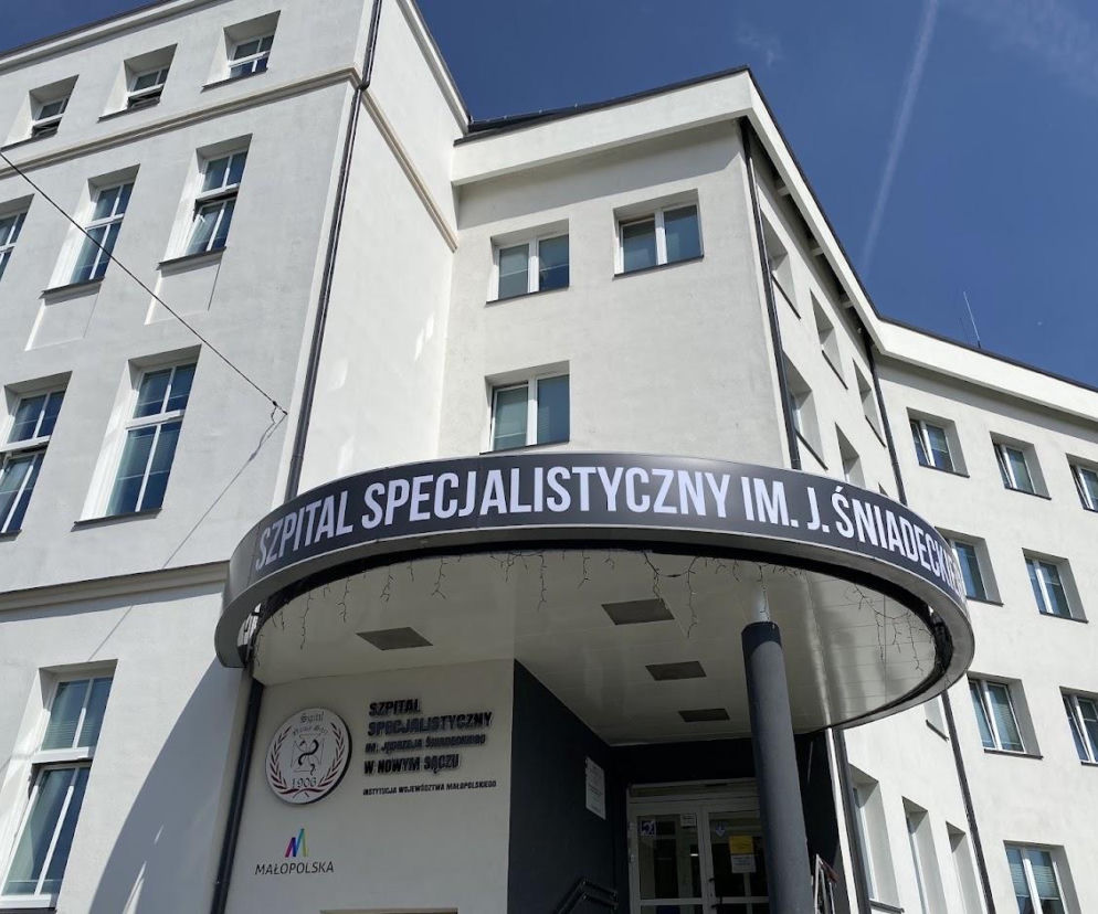 Ośmiolatek wypadł z okna bloku w Nowym Sączu.  Chłopak trafił do szpitala 