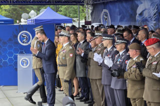 „Budowaliśmy samolot w trakcie lotu z pożarem”. Generał Molenda przechodzi do NATO