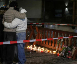 Szwajcaria. Śmiertelny pożar w kurorcie Crans-Montana. Ludzie modlą się za zmarłych i przynoszą kwiaty [ZDJĘCIA].