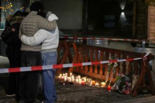 Szwajcaria. Śmiertelny pożar w kurorcie Crans-Montana. Ludzie modlą się za zmarłych i przynoszą kwiaty [ZDJĘCIA].