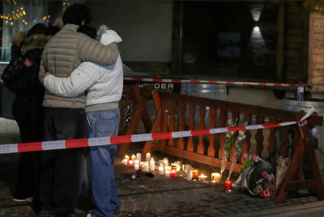 Szwajcaria. Śmiertelny pożar w kurorcie Crans-Montana. Ludzie modlą się za zmarłych i przynoszą kwiaty [ZDJĘCIA].