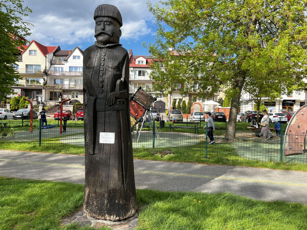   Ełk. Tłumy turystow odwiedzają to miasto. Jest największym na Mazurach