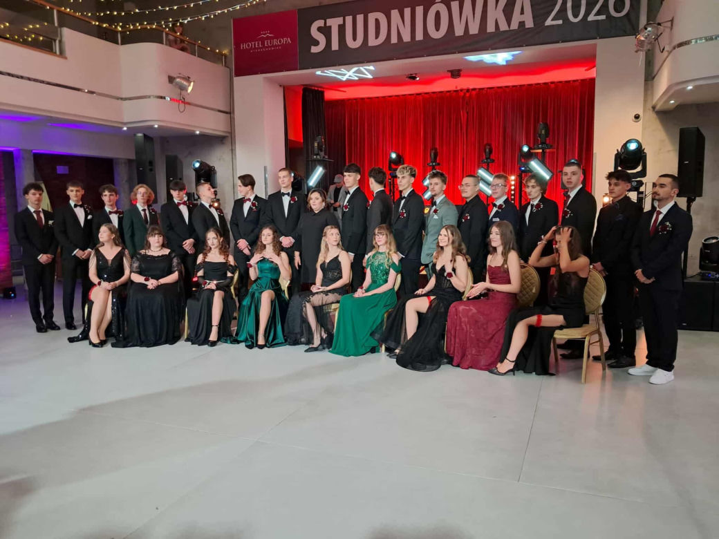 Tak bawili się maturzyści na studniówce skarżyskiego "Erbla". Kreacje jak z czerwonego dywanu