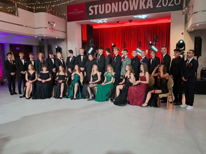 Tak bawili się maturzyści na studniówce skarżyskiego "Erbla". Kreacje jak z czerwonego dywanu