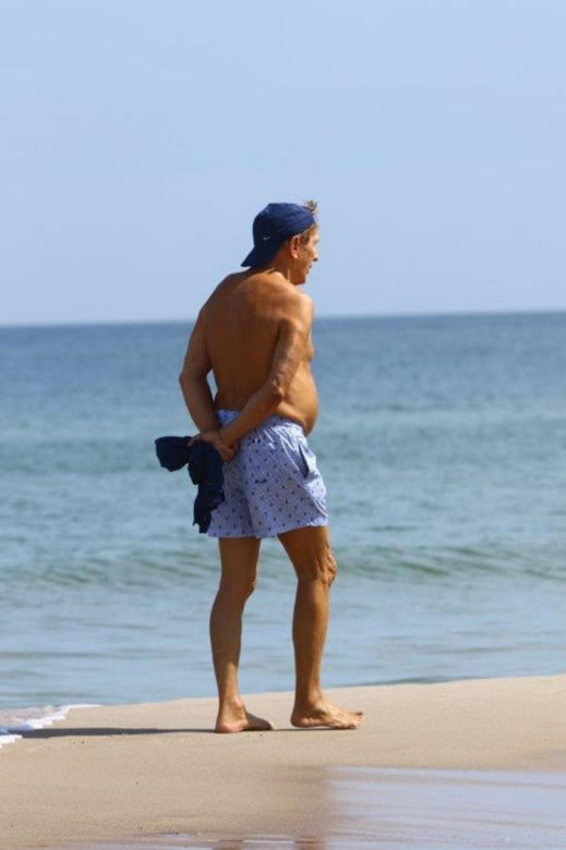 Smutny Englert samotni snuje się po plaży, Zona aktora wybrała zimną północ