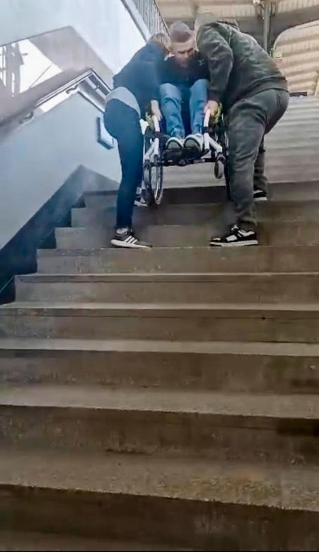 Koszmar pasażerów na dworcu w Iławie. "Rodzice muszą mnie nosić"