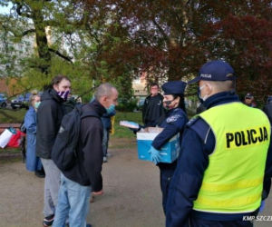 Policjanci rozdają maseczki bezdomnym