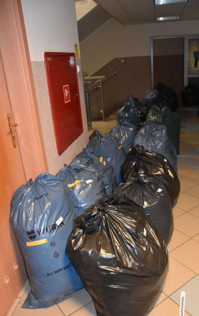 Trzy kobiety wpadły w ręce policji po serii kradzieży w sklepach odzieżowych. W sprzedaży łupów pomagał im ojciec