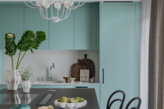 Bajeczne mieszkanie we francuskim stylu. Wewnątrz kuchnia w odcieniach przygaszonego turkusu