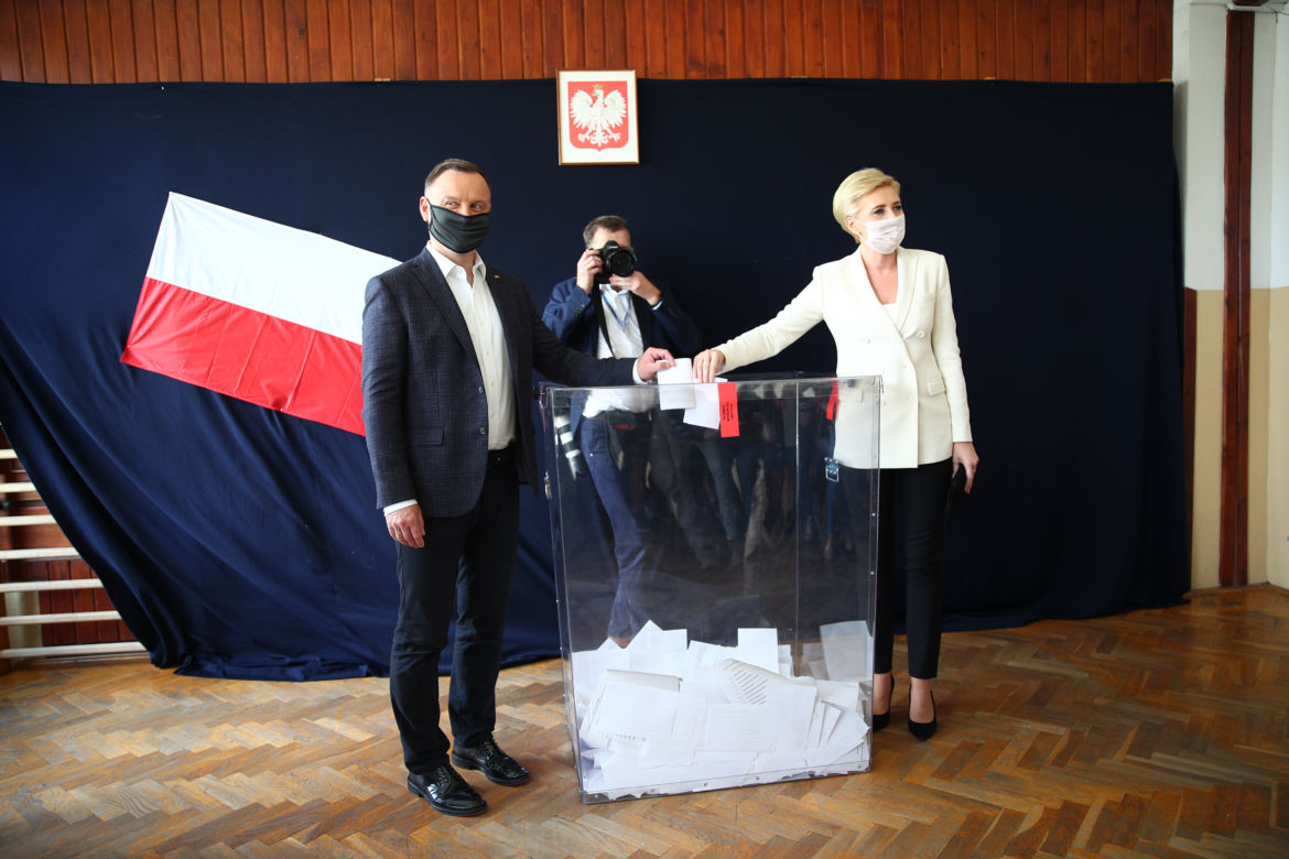 Wybory 2020 Andrzej Duda wraz z elegancką małżonką w komisji wyborczej oddali głosy