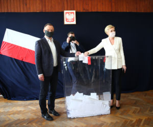 Wybory 2020 Andrzej Duda wraz z elegancką małżonką w komisji wyborczej oddali głosy