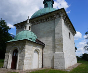 To miasto w woj. świętokrzyskim ma jeden z najpiękniejszych rynków. Czaruje też zabytkową kaplicą