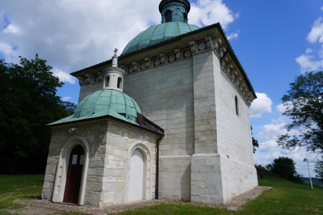 To miasto w woj. świętokrzyskim ma jeden z najpiękniejszych rynków. Czaruje też zabytkową kaplicą